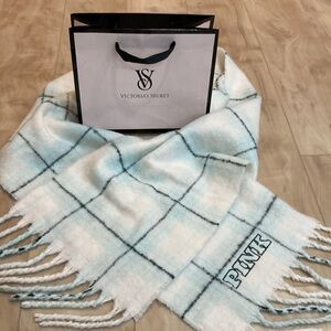 PINK NWOT fuzzy scarf